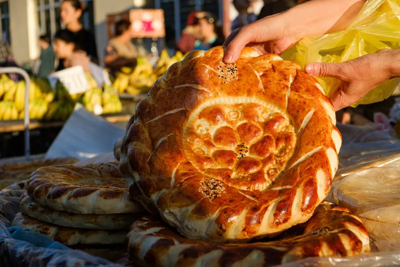 Özbekistan’da bir pazar tezgâhında desenli, yuvarlak bir ekmek