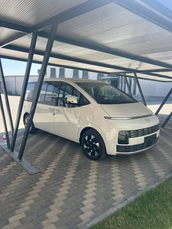Белый минивэн Hyundai Staria